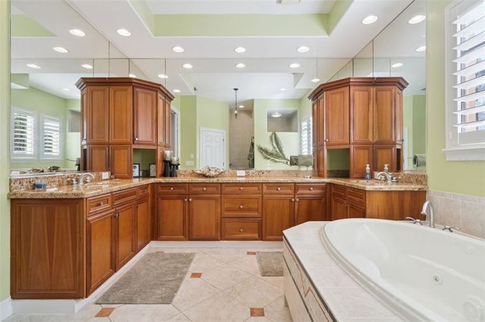 Image No.23-5 Bed Property for sale