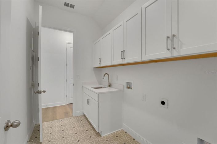 Image No.18-6 Bed Property for sale