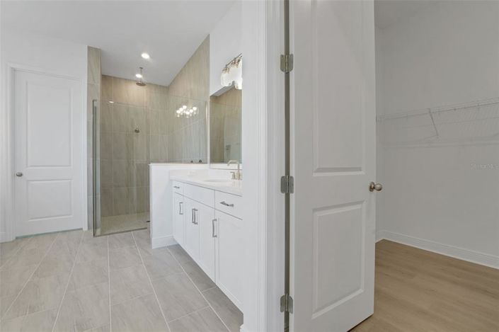 Image No.24-6 Bed Property for sale