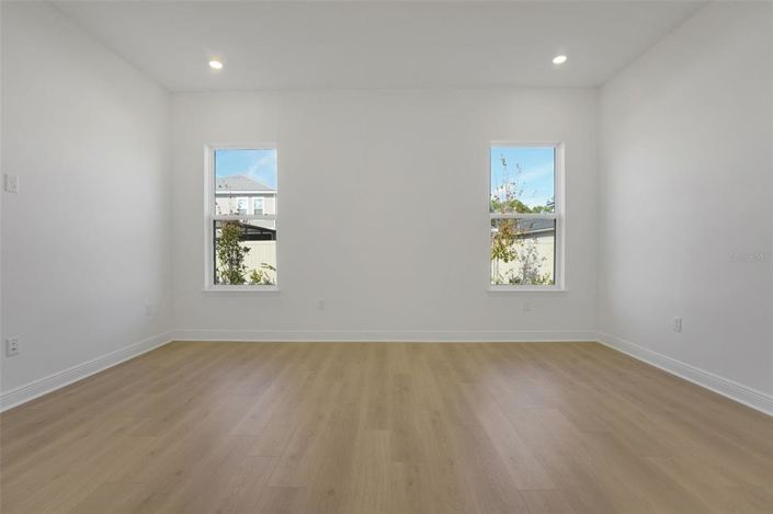 Image No.26-6 Bed Property for sale