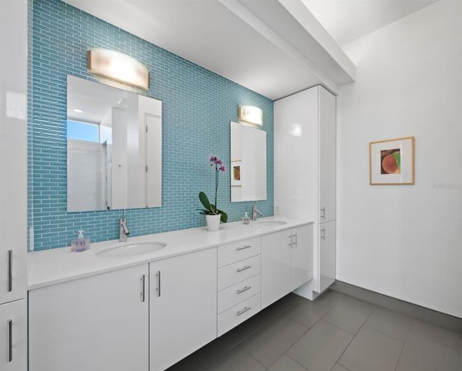 Image No.28-4 Bed Property for sale