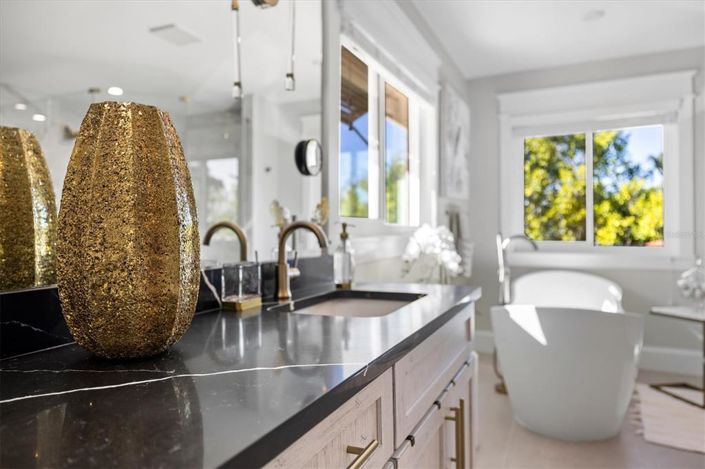 Image No.55-4 Bed Property for sale