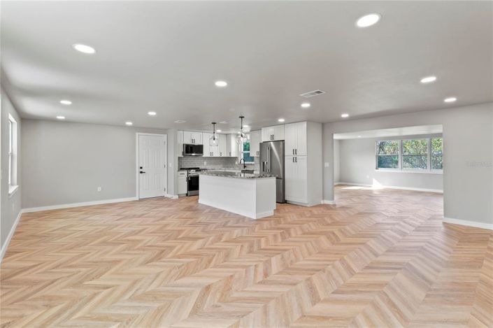 Image No.10-2 Bed Property for sale