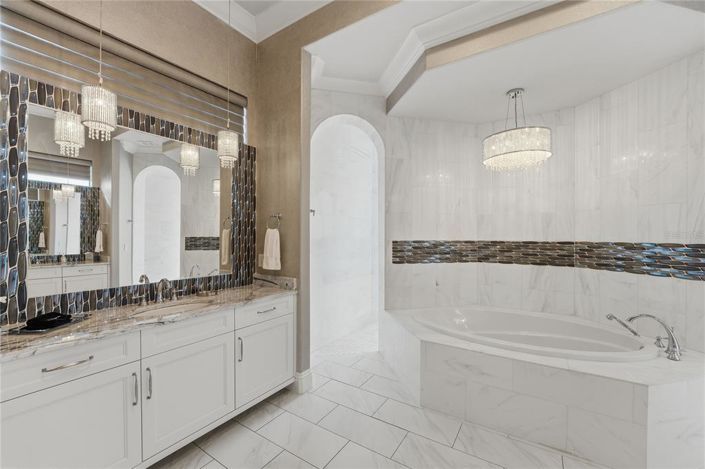 Image No.24-8 Bed Property for sale