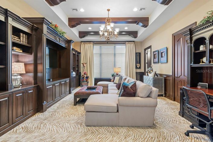 Image No.13-10 Bed Property for sale