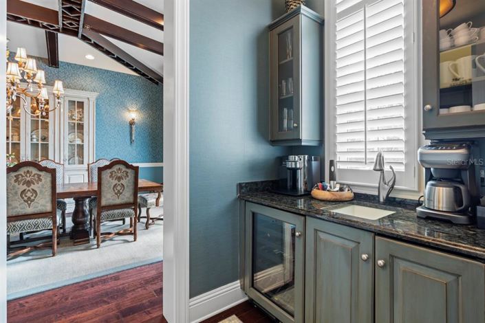 Image No.17-10 Bed Property for sale