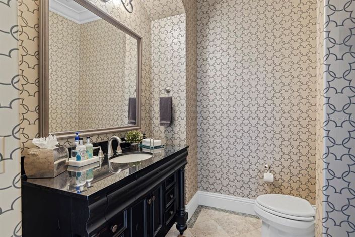 Image No.18-10 Bed Property for sale