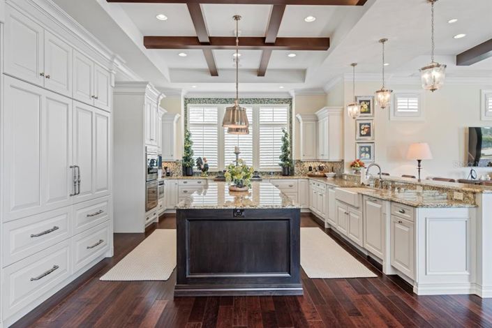 Image No.21-10 Bed Property for sale