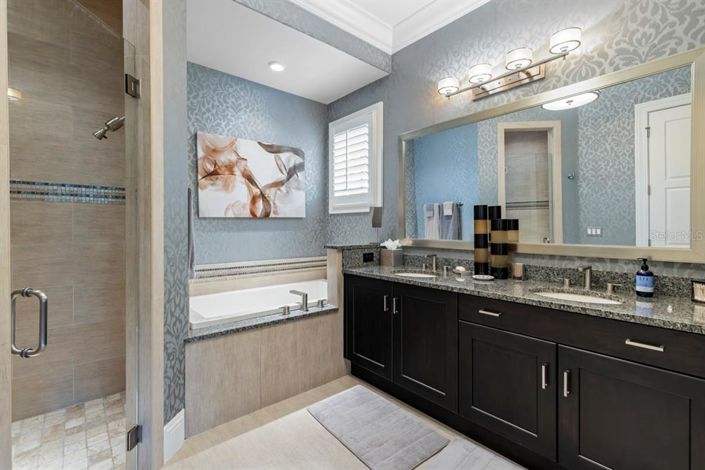 Image No.56-10 Bed Property for sale