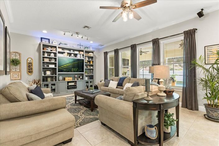 Image No.11-7 Bed Property for sale