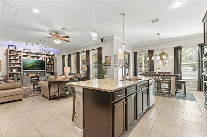 Image No.17-7 Bed Property for sale