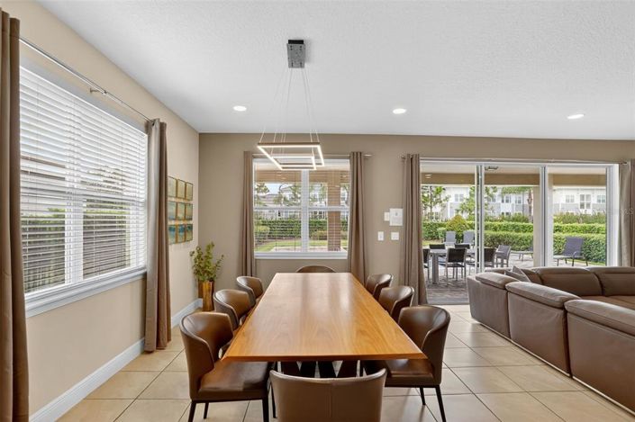 Image No.10-8 Bed Property for sale