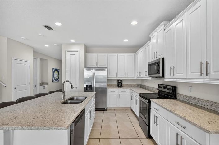 Image No.8-8 Bed Property for sale