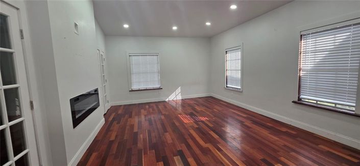 Image No.28-6 Bed Property for sale