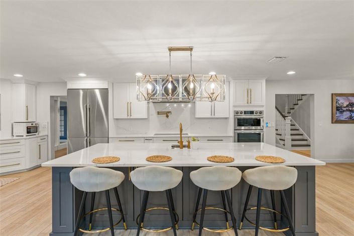 Image No.10-6 Bed Property for sale