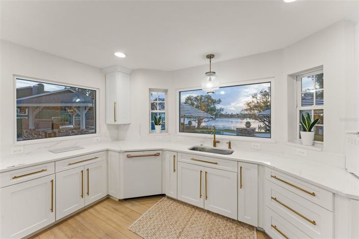 Image No.12-6 Bed Property for sale