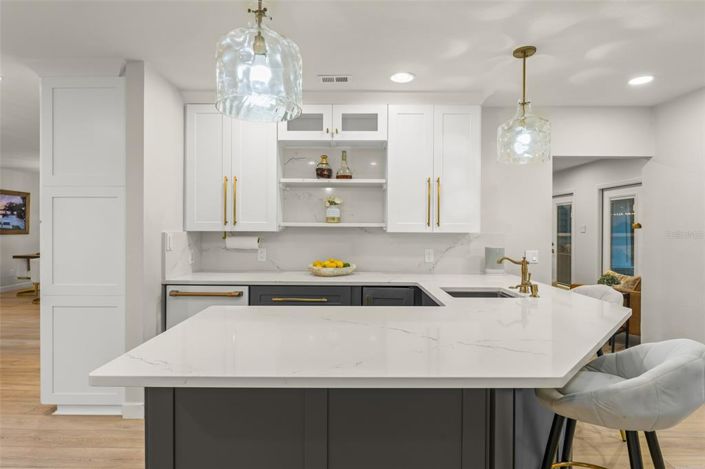 Image No.16-6 Bed Property for sale