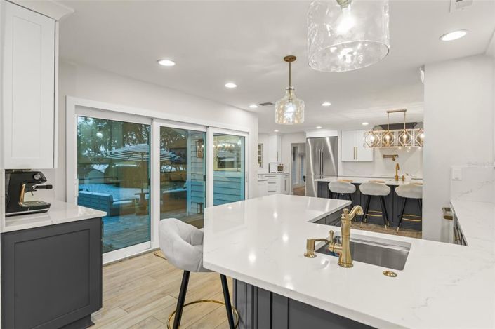 Image No.17-6 Bed Property for sale