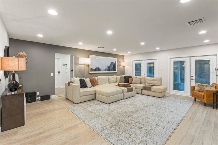 Image No.18-6 Bed Property for sale