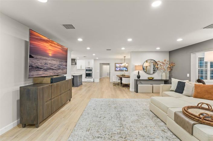 Image No.19-6 Bed Property for sale