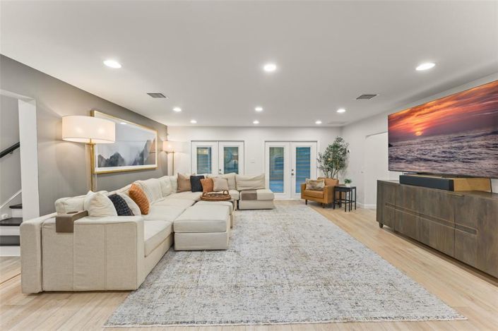 Image No.20-6 Bed Property for sale