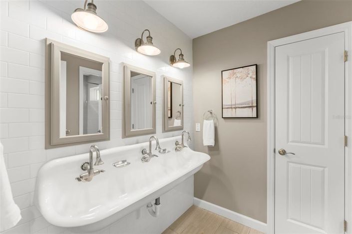 Image No.51-6 Bed Property for sale