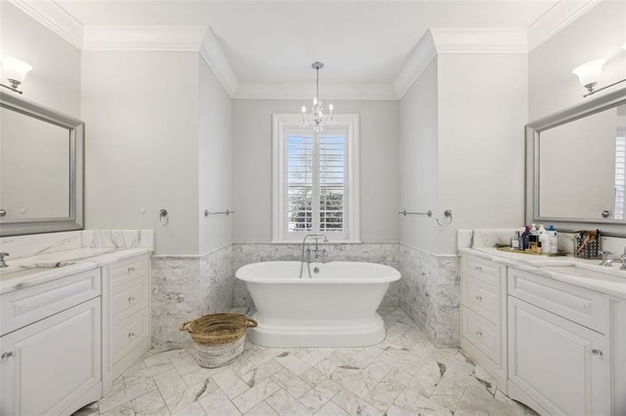 Image No.31-5 Bed Property for sale