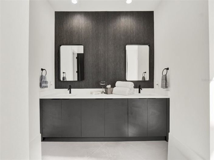 Image No.25-5 Bed Property for sale