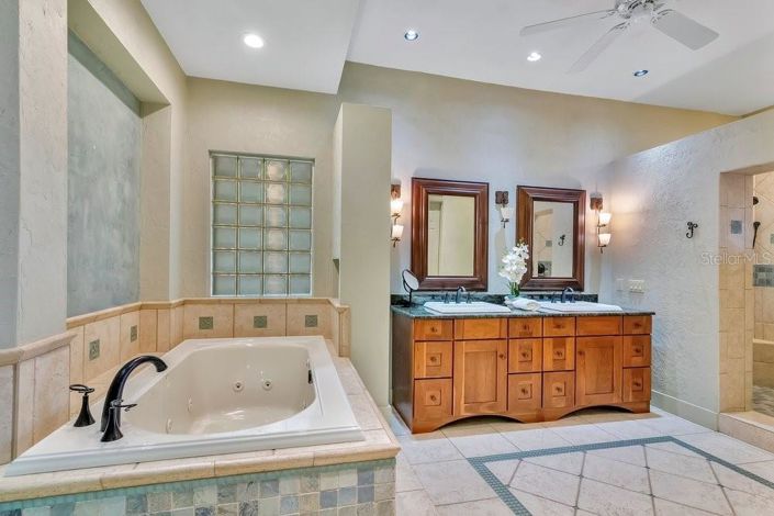 Image No.40-4 Bed Property for sale