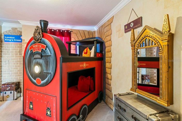 Image No.10-6 Bed Property for sale