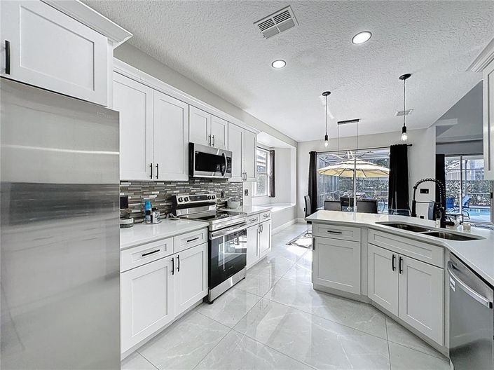 Image No.13-6 Bed Property for sale