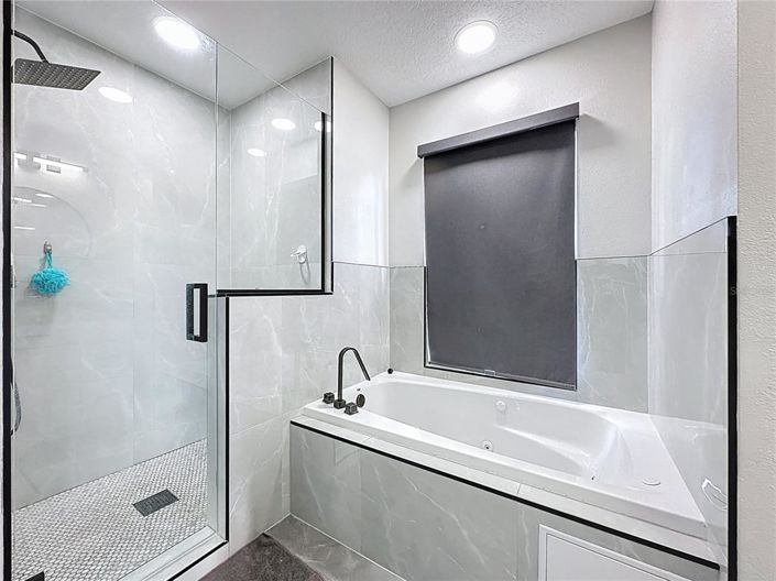 Image No.40-6 Bed Property for sale