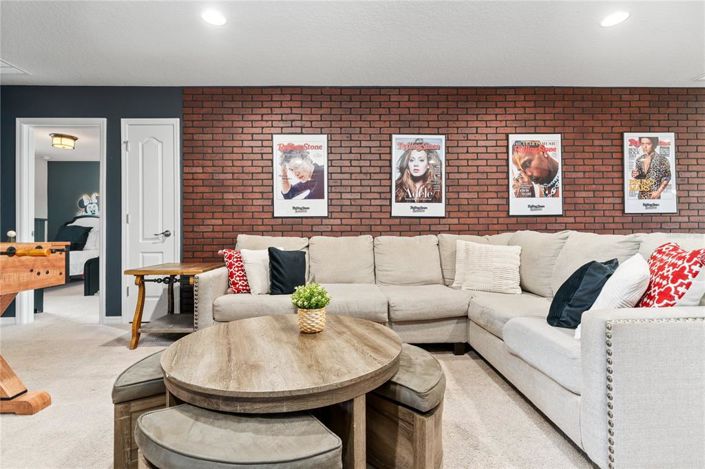 Image No.24-8 Bed Property for sale