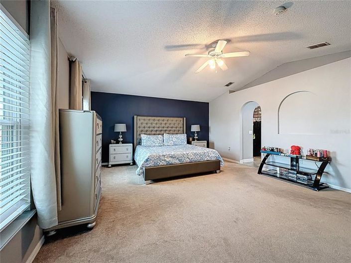 Image No.12-5 Bed Property for sale