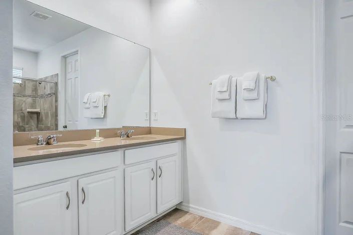 Image No.20-10 Bed Property for sale