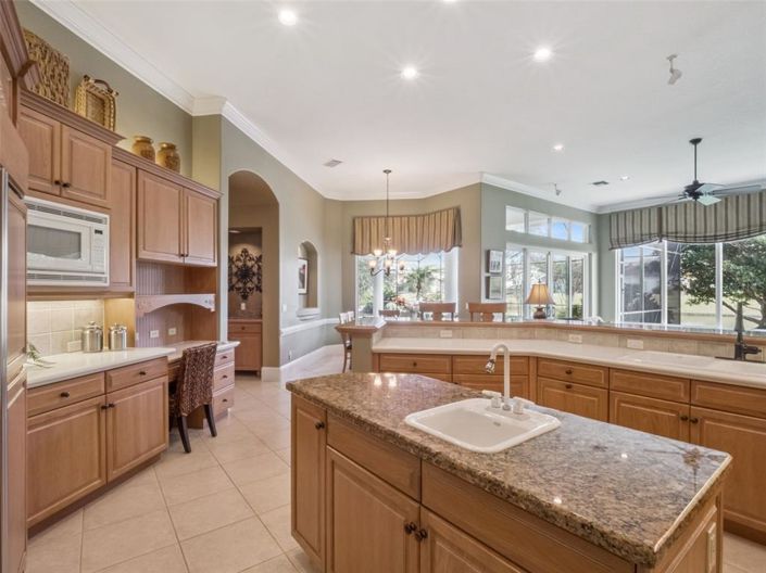 Image No.12-5 Bed Property for sale