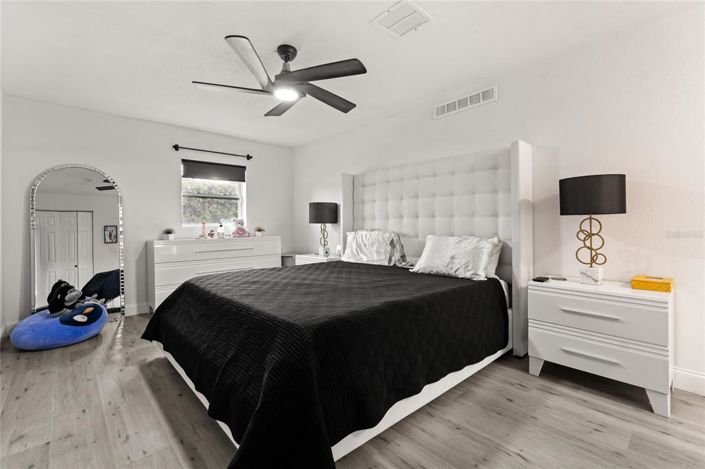 Image No.20-5 Bed Property for sale