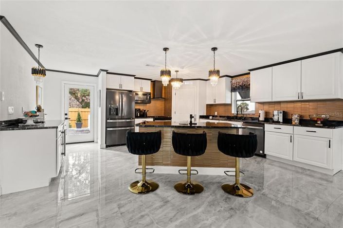 Image No.5-5 Bed Property for sale