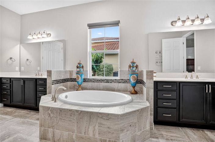 Image No.28-5 Bed Property for sale