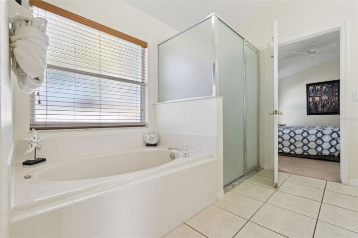 Image No.21-6 Bed Property for sale