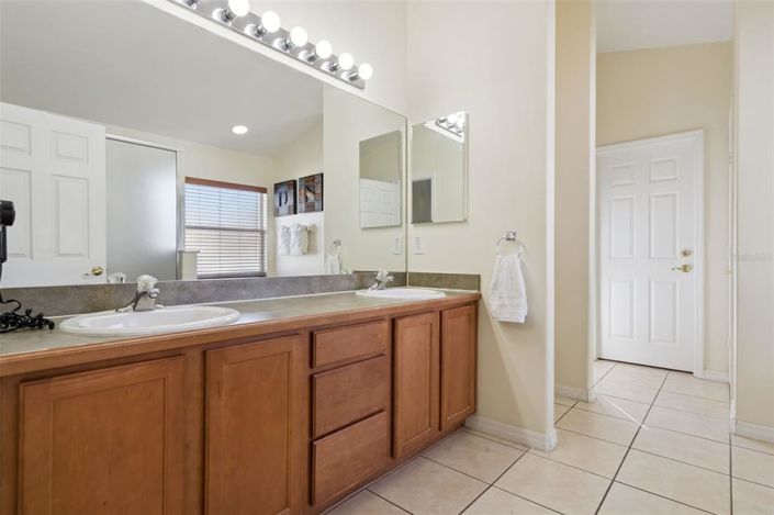 Image No.22-6 Bed Property for sale