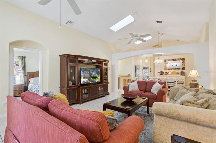 Image No.5-6 Bed Property for sale