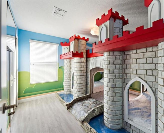 Image No.2-8 Bed Property for sale