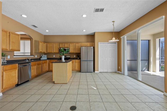 Image No.8-6 Bed Property for sale