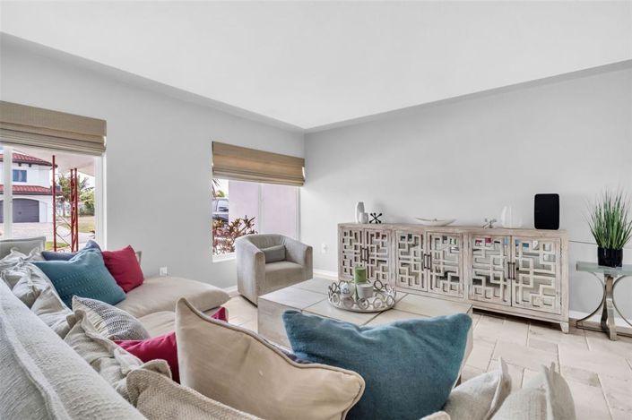 Image No.12-3 Bed Property for sale