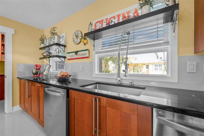 Image No.12-6 Bed Property for sale