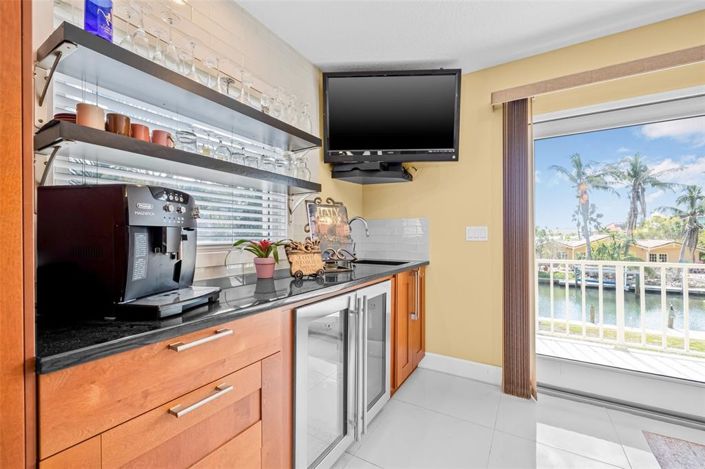 Image No.13-6 Bed Property for sale