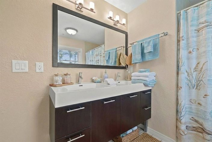 Image No.23-6 Bed Property for sale