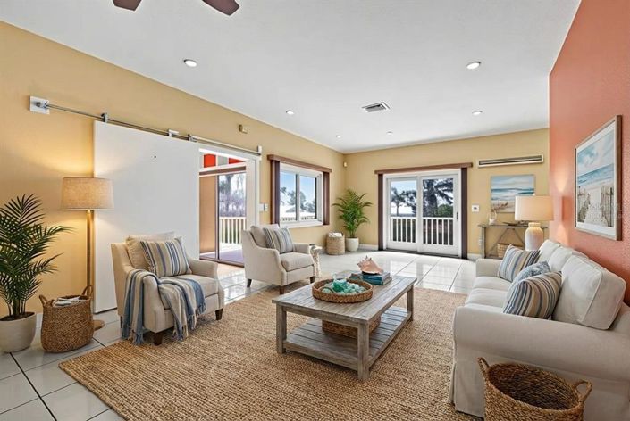 Image No.30-6 Bed Property for sale