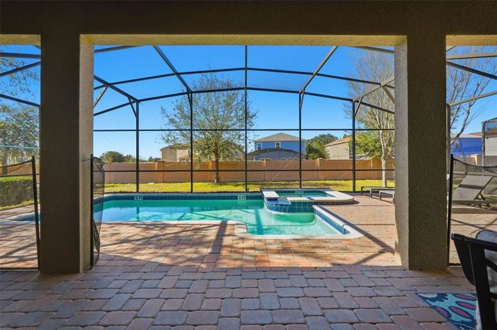 Image No.12-8 Bed Property for sale